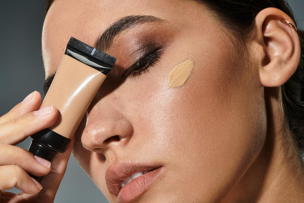 femeie aplica crema pe fata